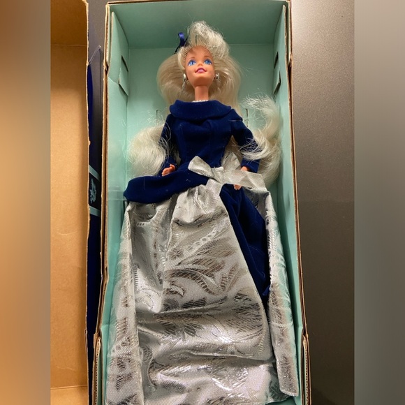 Special Edition Winter Velvet Barbie - Picture 3 of 5